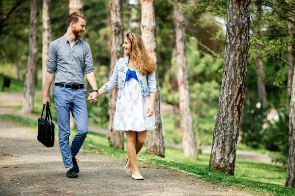 Bonito casal de ligação no parque — Fotografia de Stock