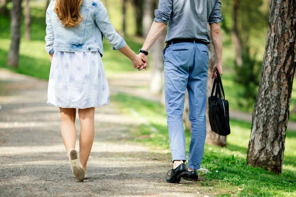 Een paar handen vasthouden in het park — Stockfoto