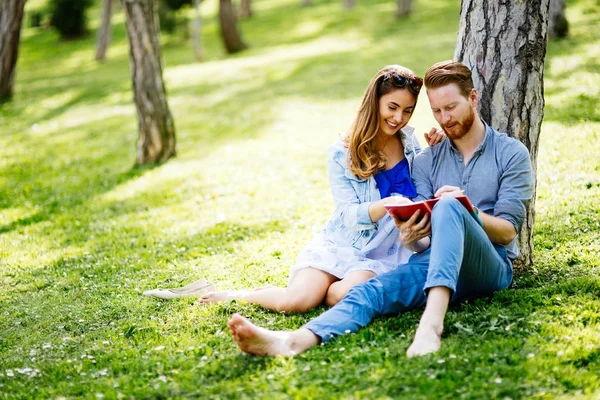 Couple studying together for exams — Stock Photo, Image