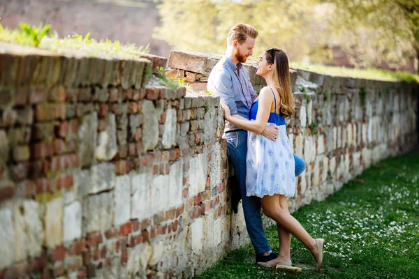 Uomo abbracciare donna al parco — Foto Stock