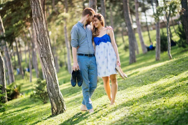 Pareja en parque caminando descalzo — Foto de Stock