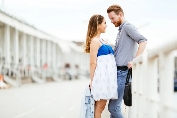 Glückliches Paar, das draußen spaziert — Stockfoto