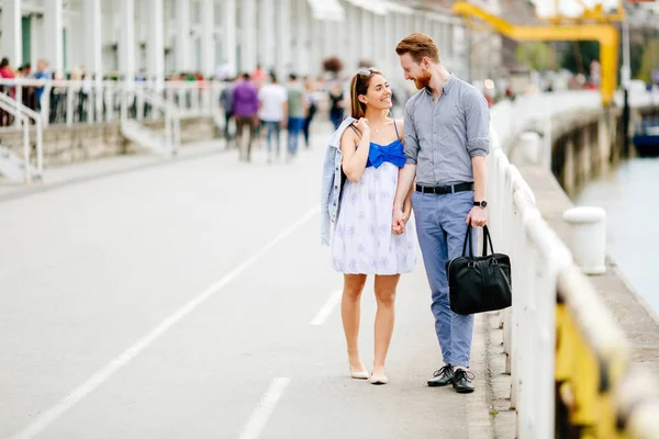 Šťastný pár, procházky venku — Stock fotografie