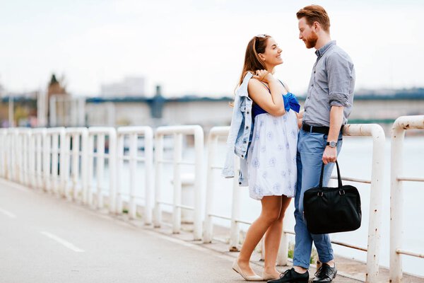 Счастливая пара, гуляющая на улице
