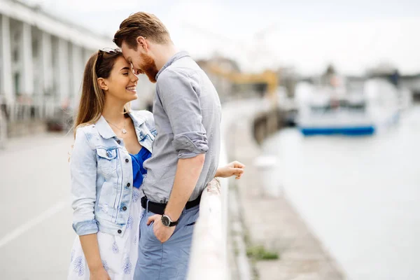 Glückliches Paar, das draußen spaziert — Stockfoto