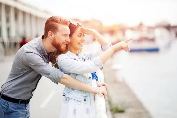 Glückliches Paar, das draußen spaziert — Stockfoto