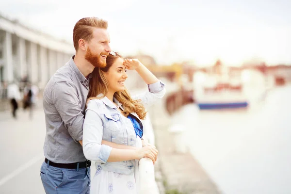 Couple heureux marchant à l'extérieur — Photo