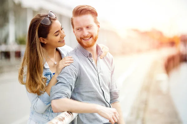 Glückliches Paar, das draußen spaziert — Stockfoto