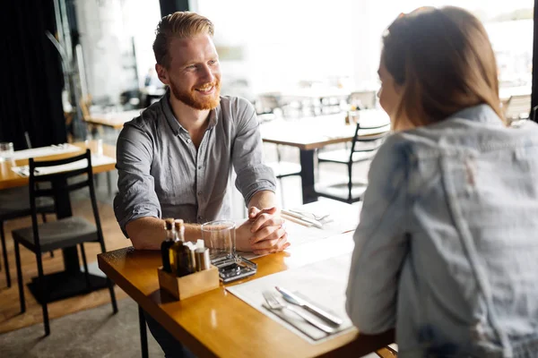 Par dating i restaurang — Stockfoto