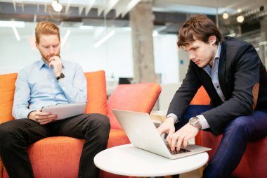 İş arkadaşları molası sırasında söz