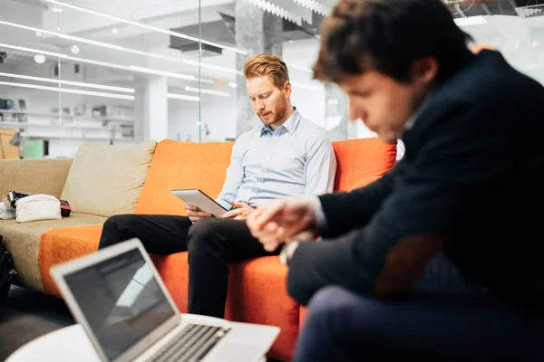 Affärskollegor talar under paus — Stockfoto