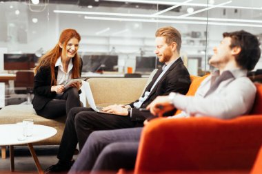 İş insanlar konuşma teknolojisi ile