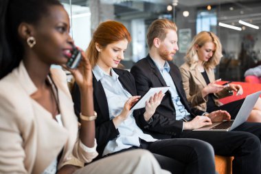 İş insanlar konuşma. 