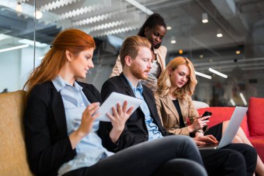 İş insanlar konuşma. 