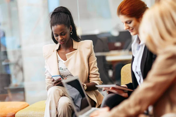 Conversación de gente de negocios . —  Fotos de Stock