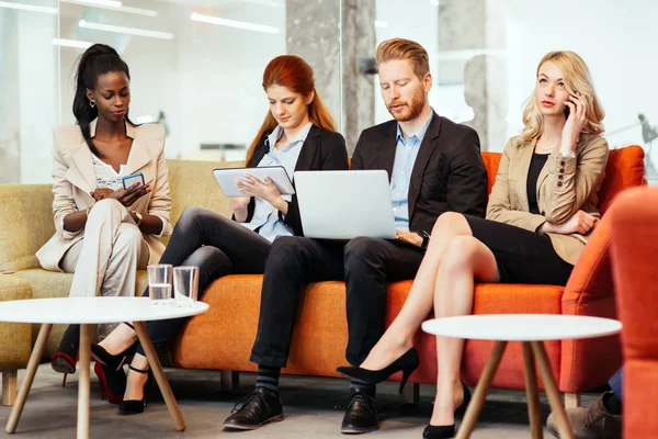 Conversación de gente de negocios . — Foto de Stock