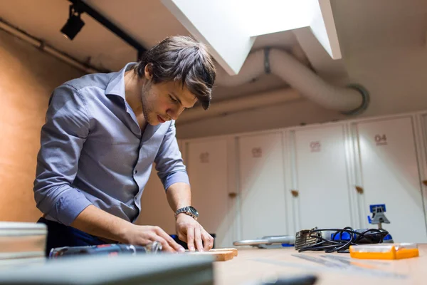 Tischler arbeiten und konstruieren an Werkbank — Stockfoto