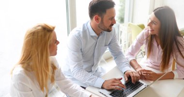 Birlikte ofiste çalışan arkadaşları