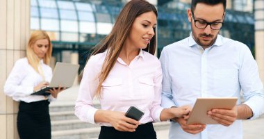 Resim açık duran genç çekici iş ortakları