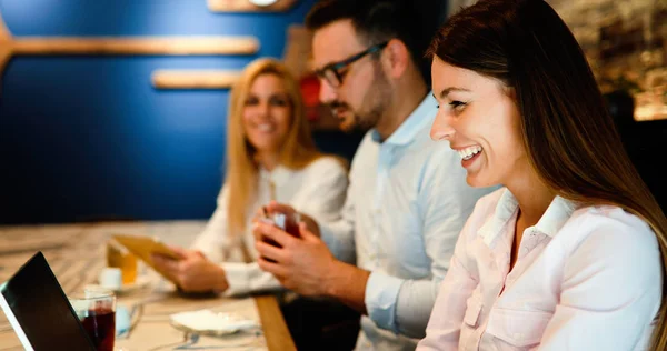 Colegas del trabajo socializando en el restaurante — Foto de Stock