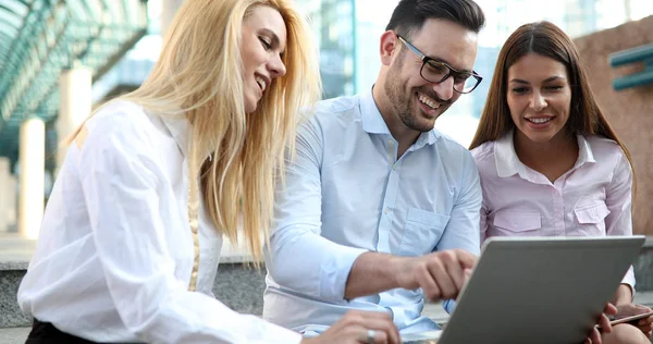 Compañeros Trabajo Discutiendo Nuevas Ideas Lluvia Ideas Una Oficina Moderna — Foto de Stock