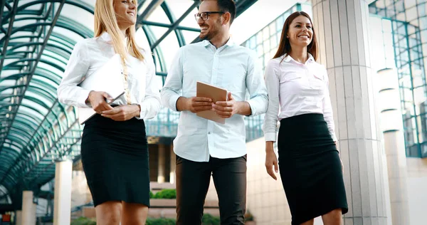 Jonge zakelijke partners — Stockfoto