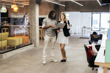 Modern bir ofiste konuşuyor arkadaşları