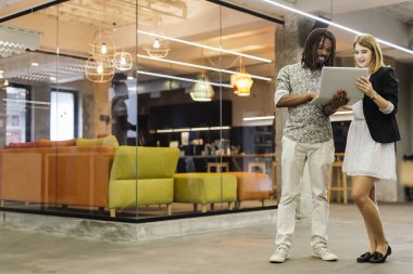 Modern bir ofiste bir defter tutan tüm konuşma arkadaşları