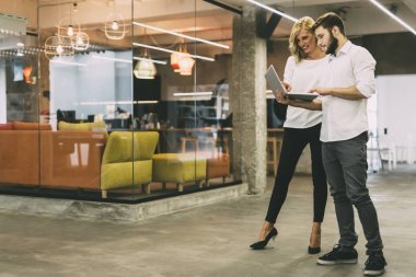 Bir iş arkadaşınız ile yeni fikirler tartışıyor