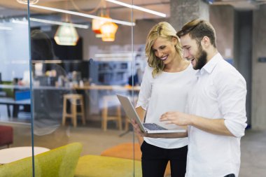 Modern bir ofiste iş arkadaşları