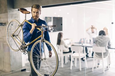 İşe gitmek için bisiklet kullanan adam 