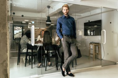 Çalışma ve arka planda beyin fırtınası işinde başarılı olmak isteyen insanlar