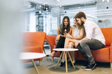  cep telefonlarını kullanan kişiler