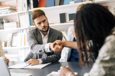 Ofiste tarafların sözleşme imzalanmış ve eller sarsıldı