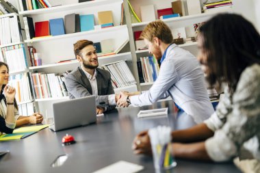 Ofiste tarafların sözleşme imzalanmış ve eller sarsıldı