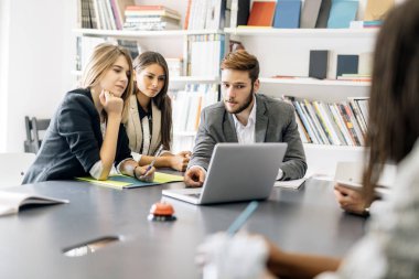 Takım mimar ve tasarımcı gelecek planları tartışıyor