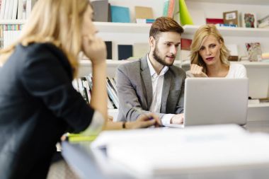 İş kadını ve office masada oturan arkadaşları birlikte çalışan iş adamı