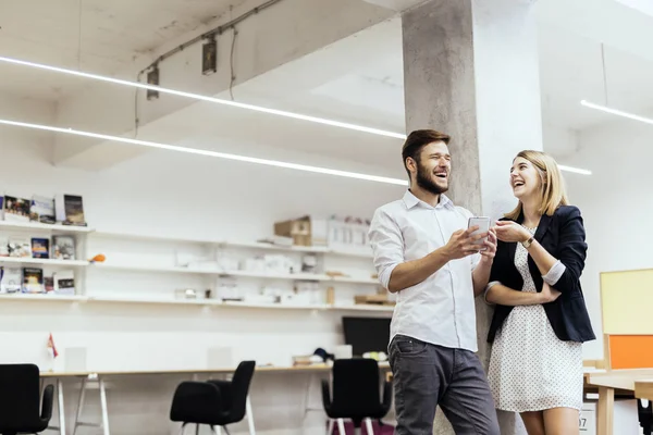 Des Collègues Créatifs Intelligents Bureau Utilisant Des Téléphones Souriant — Photo