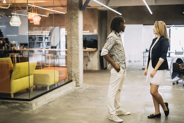 Chers collègues dans un bureau moderne — Photo