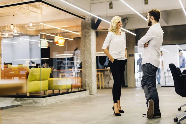 Two intelligent coworkers talking — Stock Photo, Image
