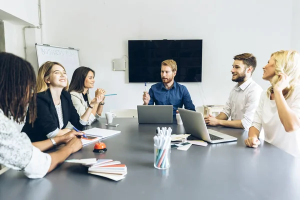 Rekan Rekan Duduk Meja Kantor Dan Brainstorming — Stok Foto