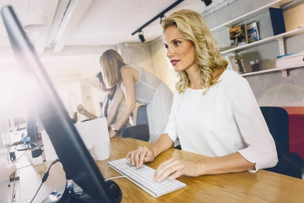 Vacker Kvinna Som Arbetar Ett Modernt Kontor Samtidigt Sitta Framför — Stockfoto