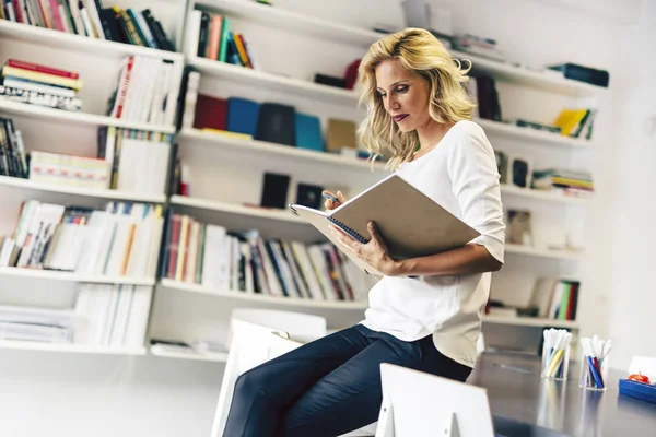 Mujer hermosa leyendo —  Fotos de Stock