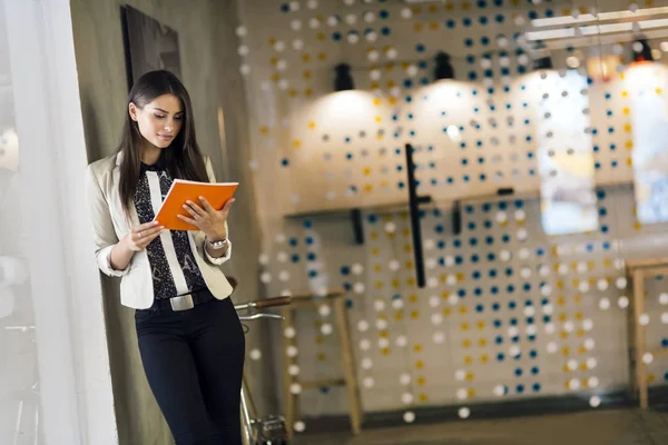 Businesswoman holding document — Stock Photo, Image