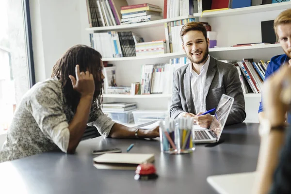 Empresarios Trabajando Equipo Oficina — Foto de Stock