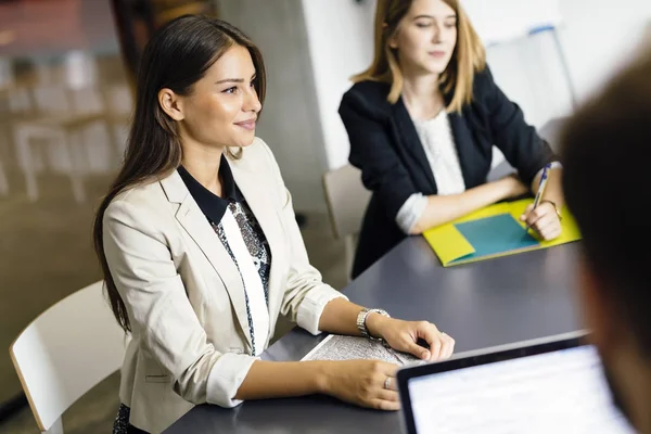 Belle Femme Affaires Travaillant Dans Bureau Souriant — Photo