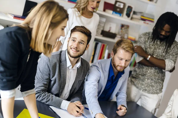 Yaratıcı insanlar ve gülümseyen ve yaratıcı Office tasarımcılar ekibi