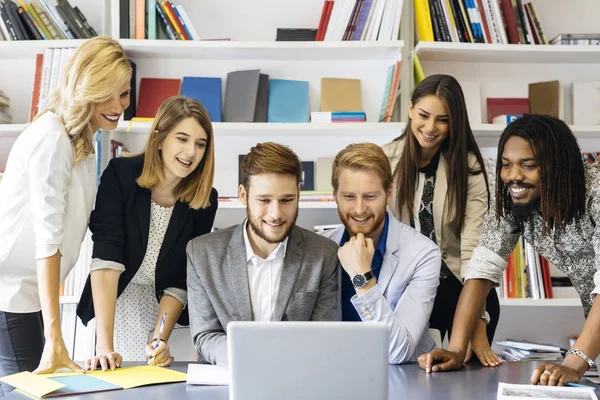 Team Aus Architekten Und Designern Diskutiert Zukunftspläne — Stockfoto