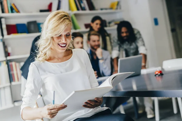 Schöne Frau Beim Lesen Eines Dokuments Während Ihre Mitarbeiter Hintergrund — Stockfoto