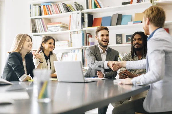 Avtalet Har Undertecknats Parterna Office Och Händerna Har Skakats — Stockfoto